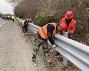 漯河市太尉镇齐桥路装置波形护栏300米