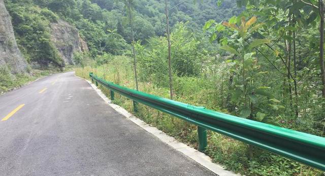 蹊径上的波形护栏使用什么材质好？.jpg